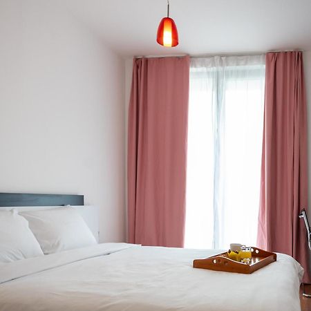 Sunny 1Bdr Apartment Near Center Szófia Kültér fotó