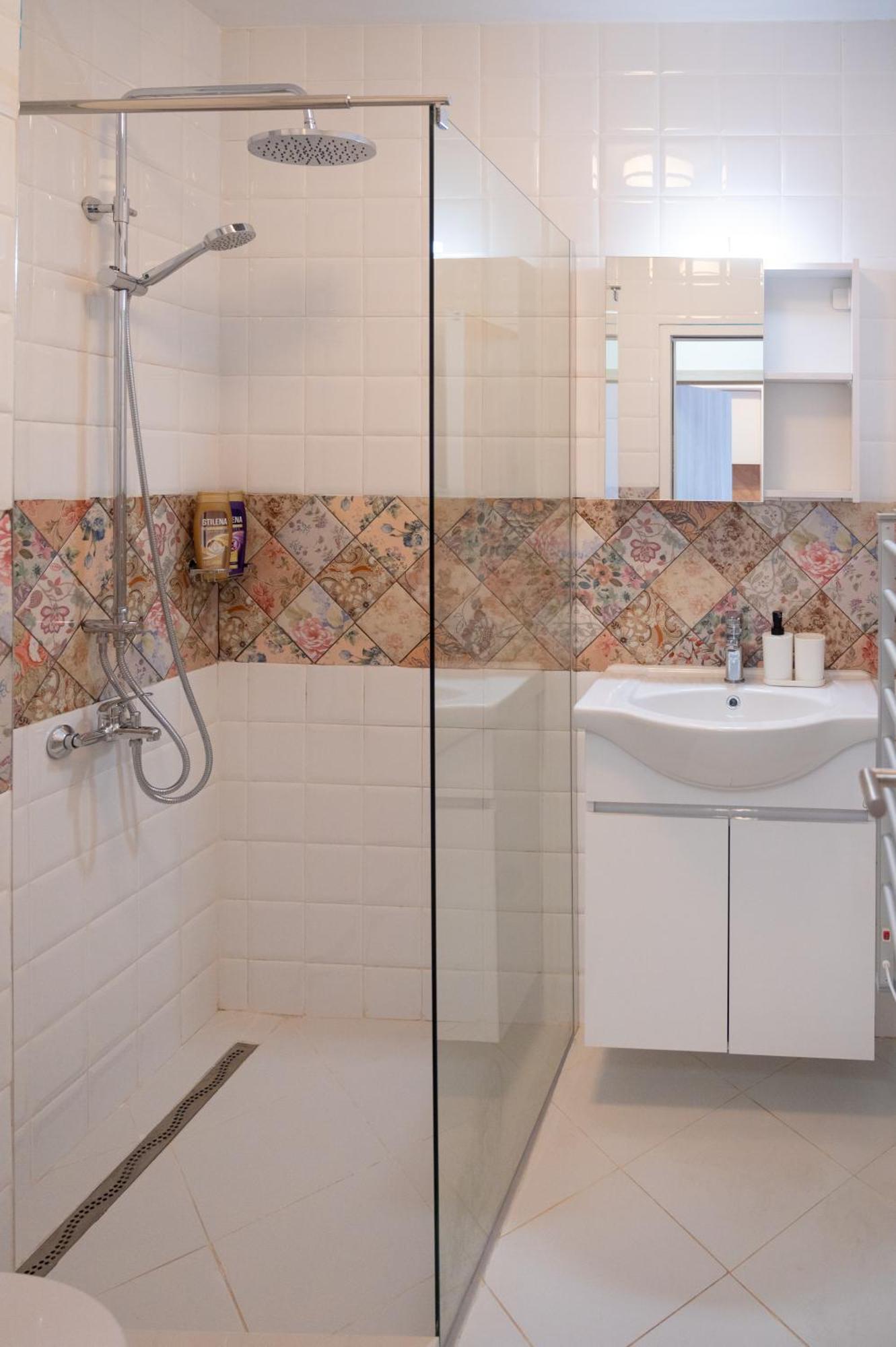 Sunny 1Bdr Apartment Near Center Szófia Kültér fotó