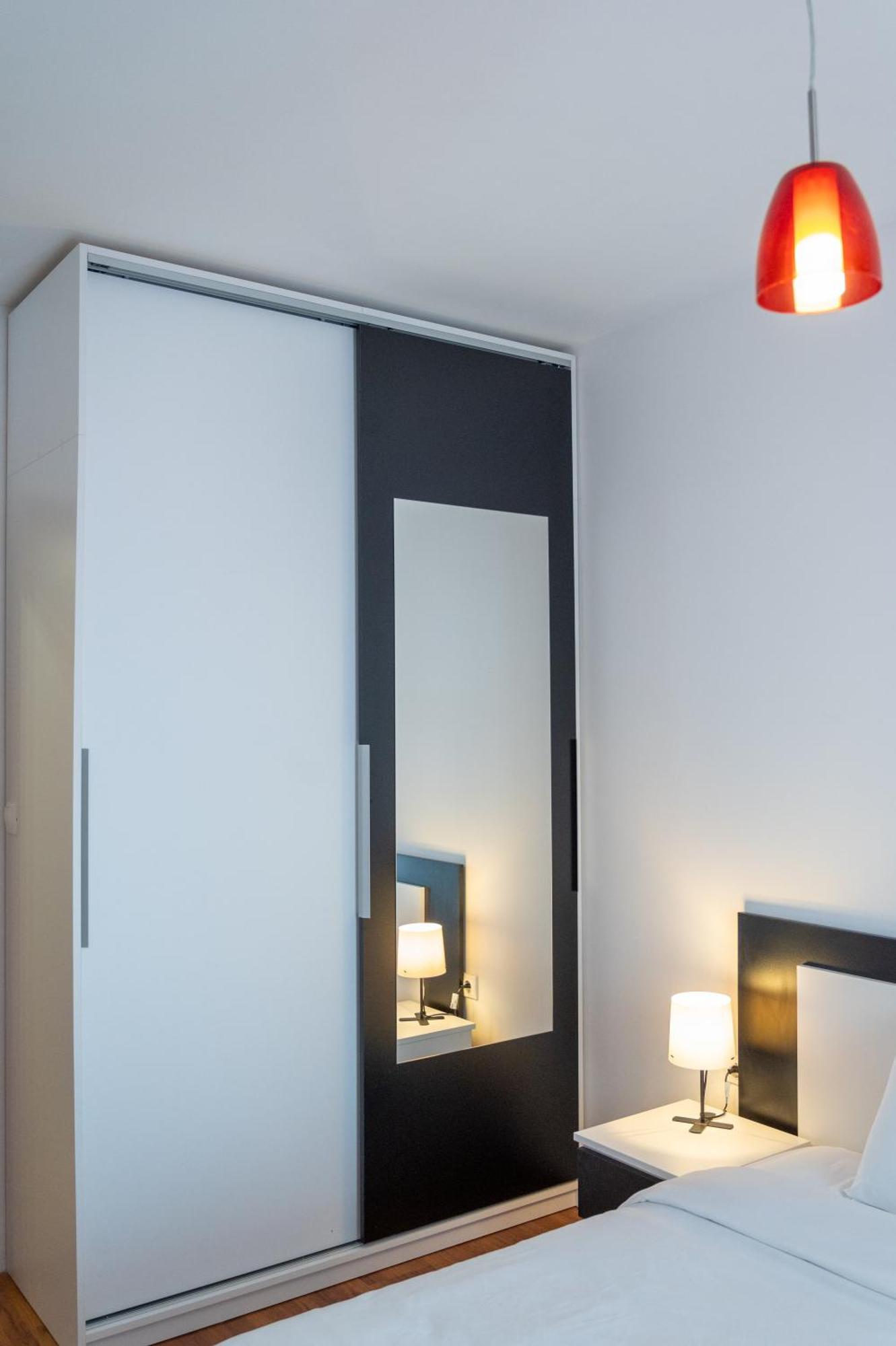 Sunny 1Bdr Apartment Near Center Szófia Kültér fotó