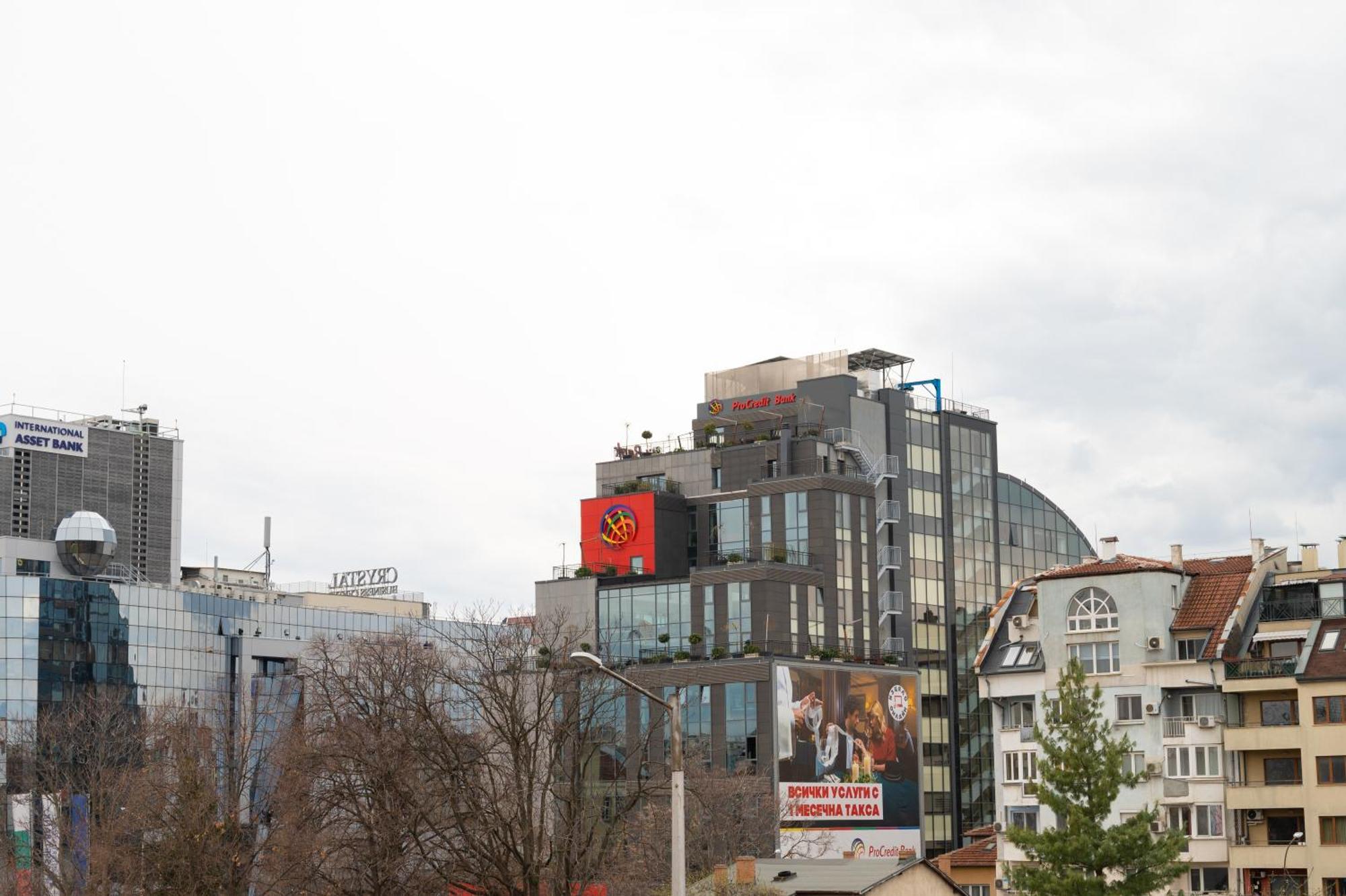 Sunny 1Bdr Apartment Near Center Szófia Kültér fotó