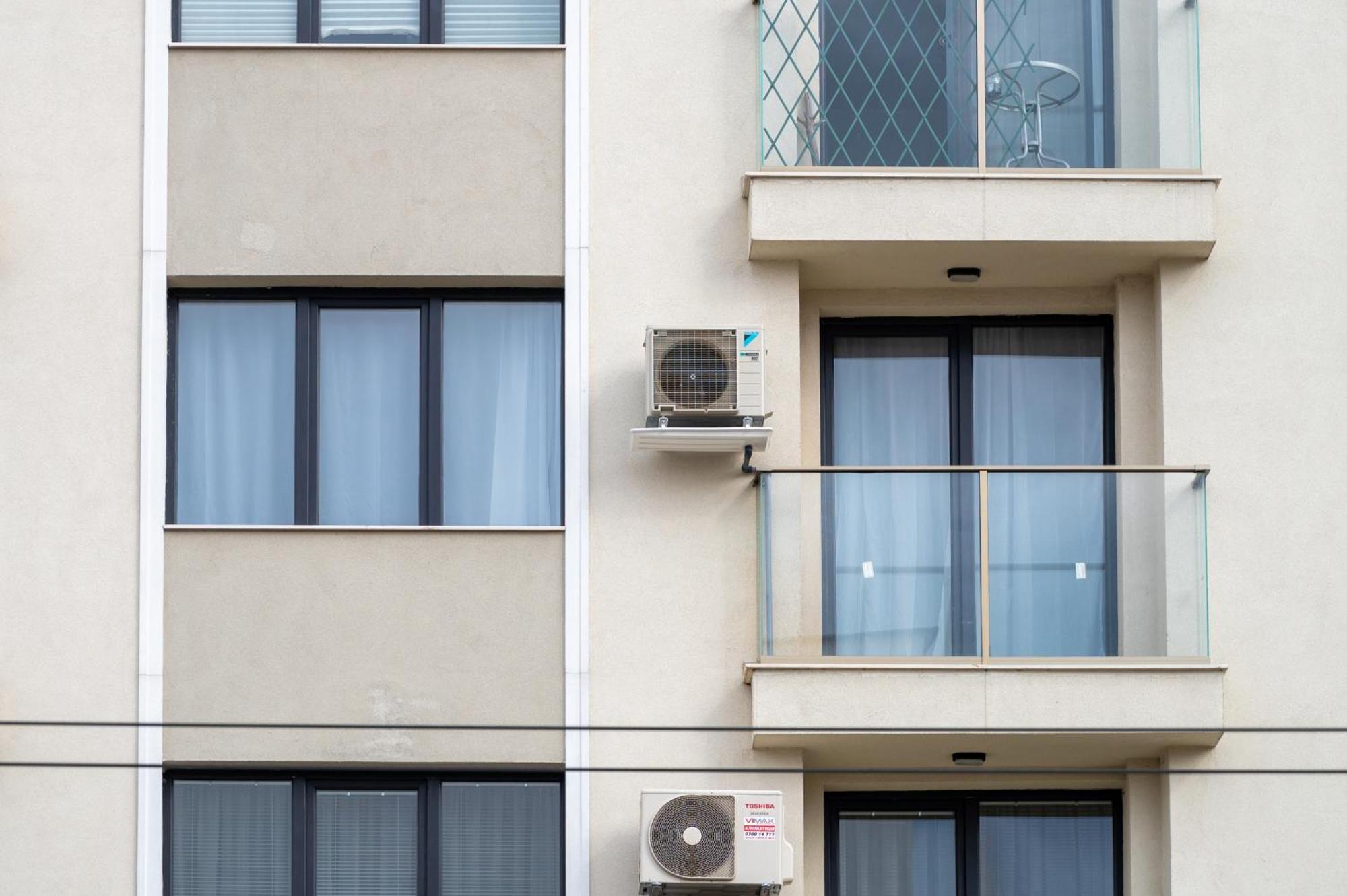 Sunny 1Bdr Apartment Near Center Szófia Kültér fotó