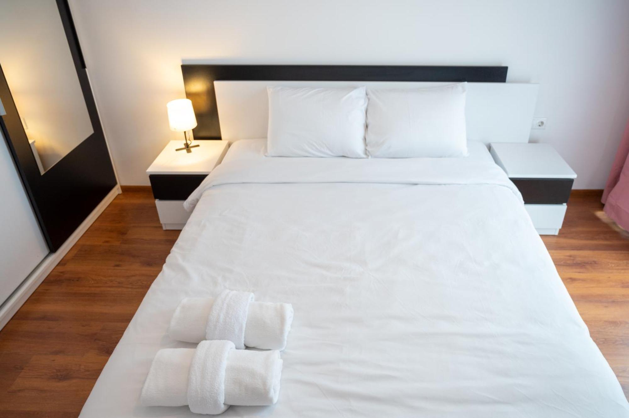 Sunny 1Bdr Apartment Near Center Szófia Kültér fotó