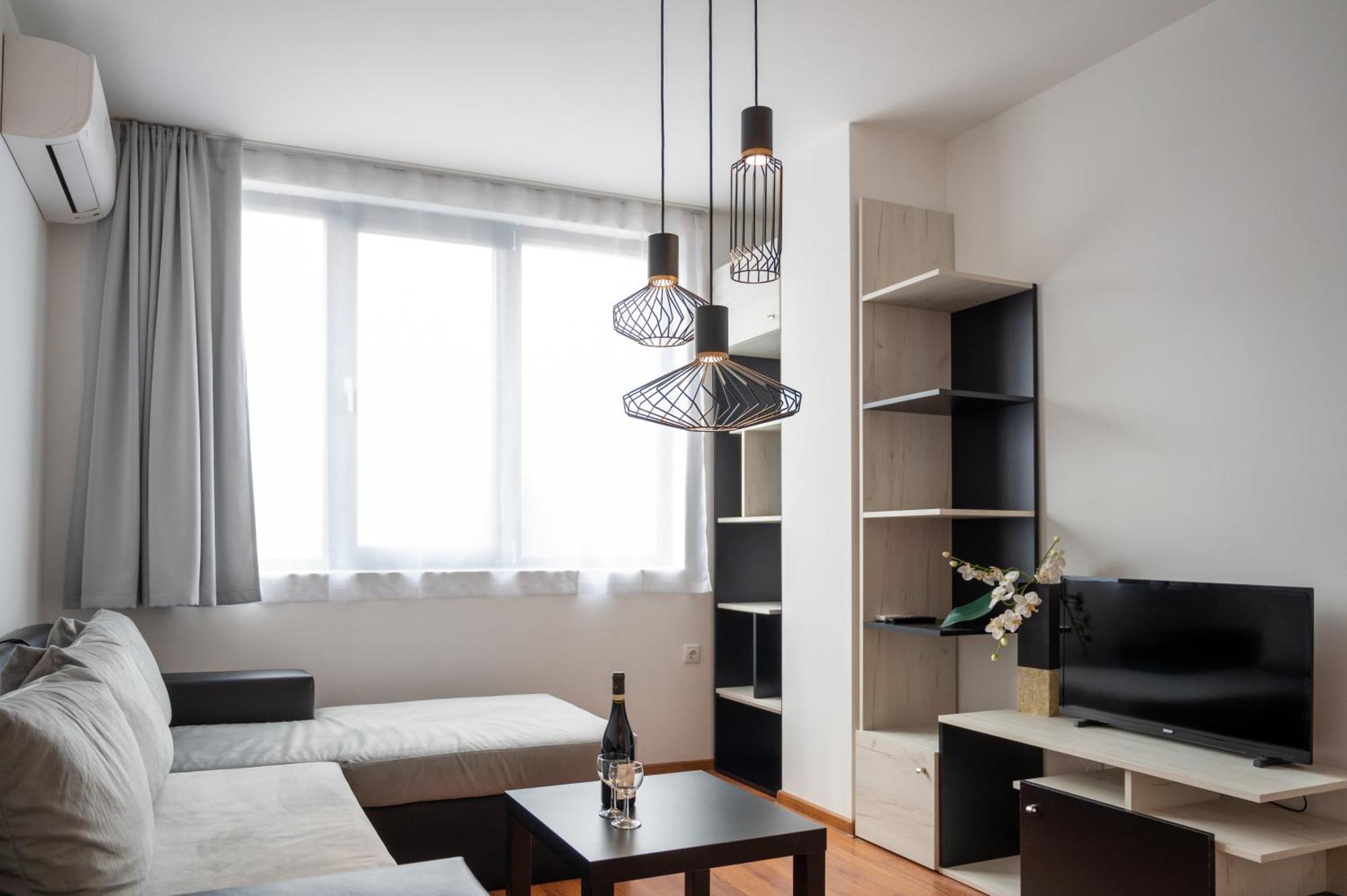 Sunny 1Bdr Apartment Near Center Szófia Kültér fotó