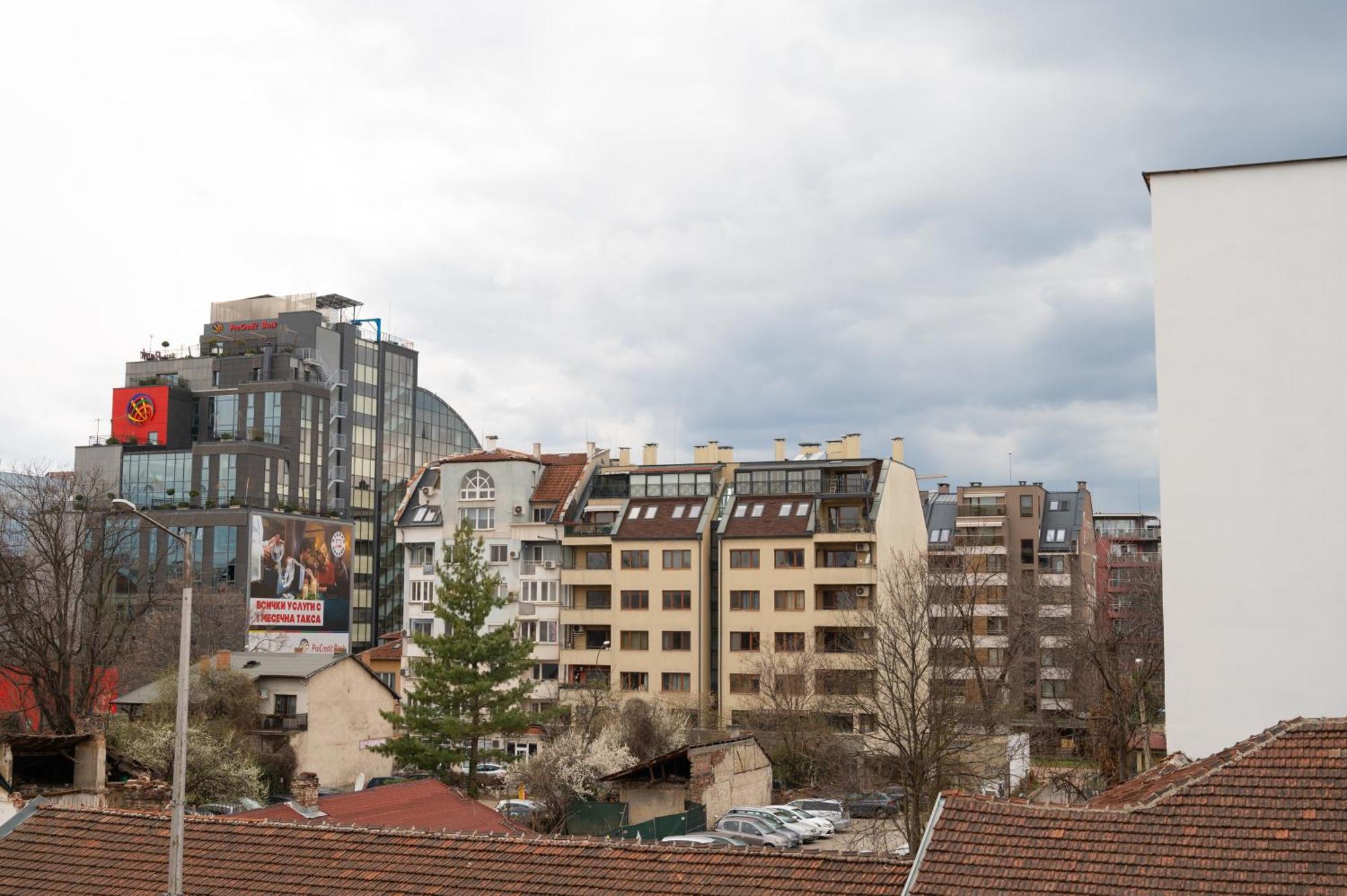 Sunny 1Bdr Apartment Near Center Szófia Kültér fotó